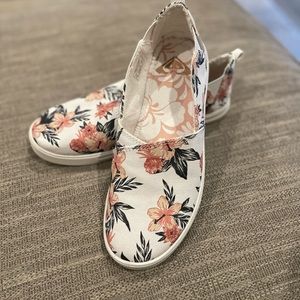 Roxy girls shoes size 4